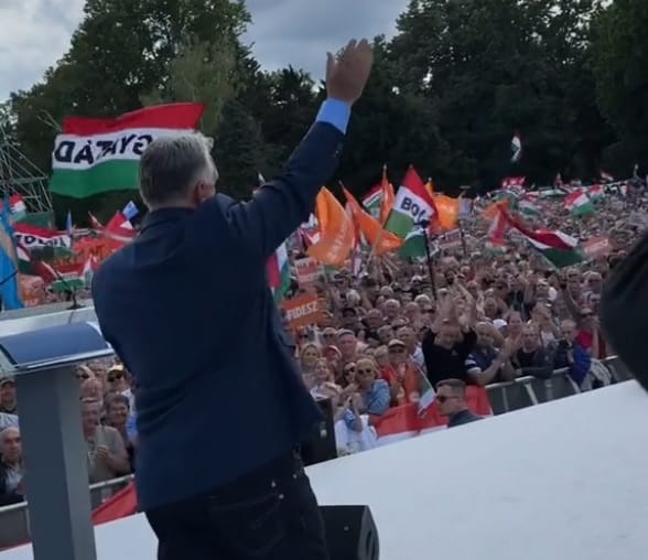 Orbán Viktor a Békemenet kulisszái mögül osztott meg videót a TikTokon