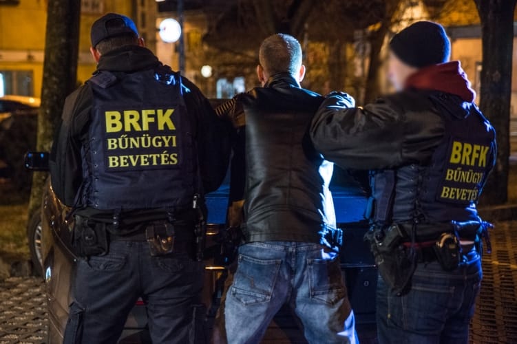 Halálra késelte barátját, különös kegyetlenséggel elkövetett emberöléssel vádolják