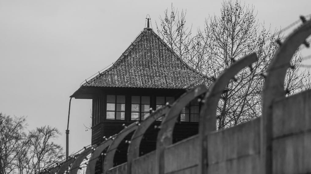 Nem engedik közel a mikrofonhoz a politikusokat Auschwitzban