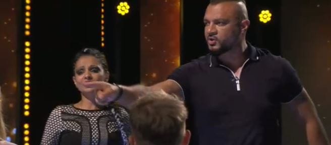 Balhé az X-Faktorban: tombolt és mikrofont dobált a zsűrire kiakadt versenyző