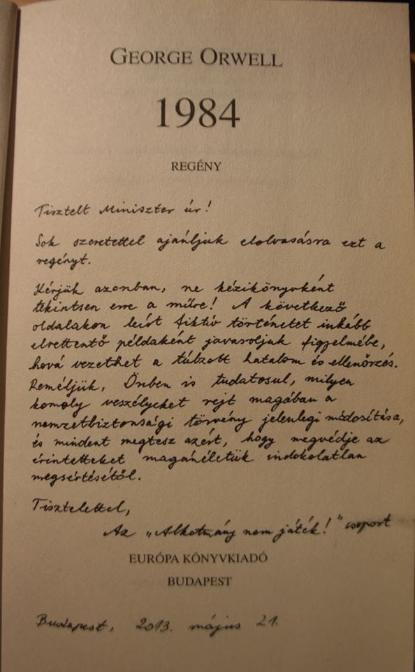 Fotó: Dedikált 1984-et adtak Pintérnek a tüntetők