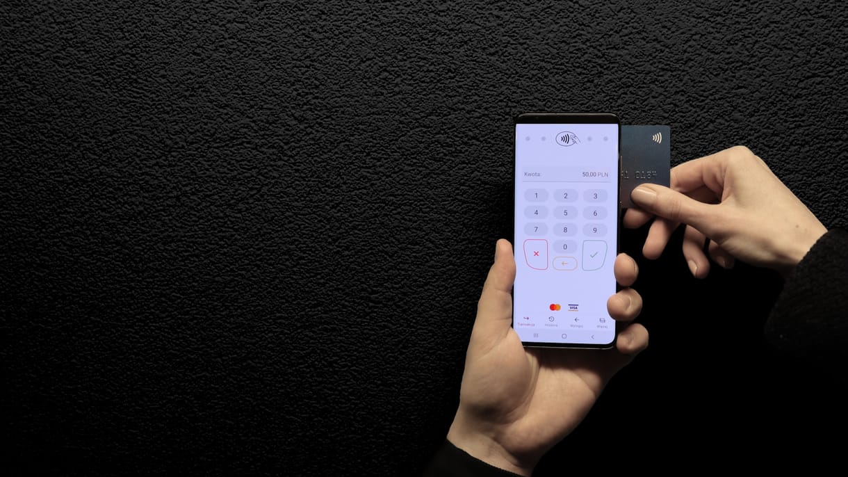 Miért veszi elő a pultos is a telefonját, ha a vendég mobillal fizetne?