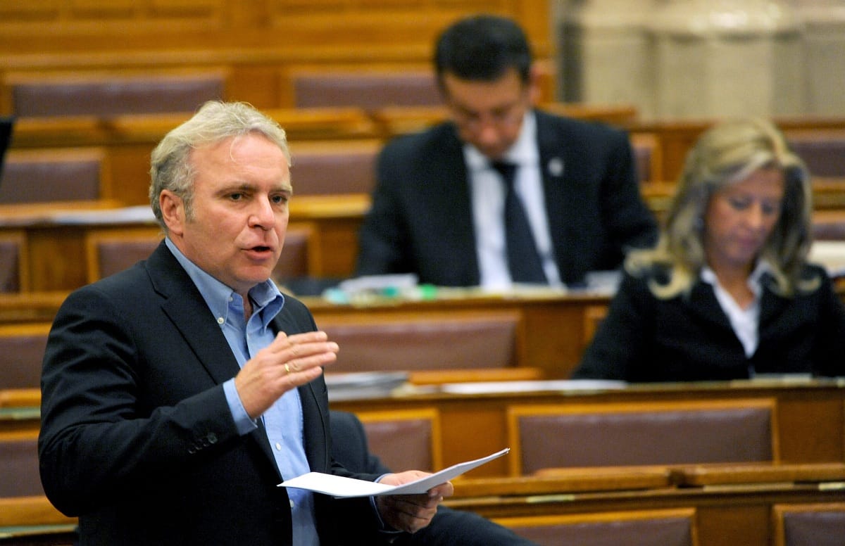 Pokorni sem boldog a felemás béremeléstől
