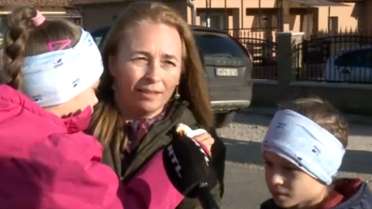 Fánkvásárral segített egy miskolci cukrászda a csecsemőkori bénulásban szenvedő kislánynak