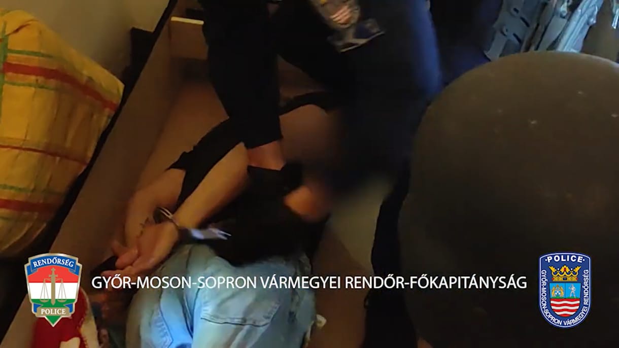Az ágyneműtartóból szedtek elő egy top 50-es körözött tolvajt a rendőrök – videó