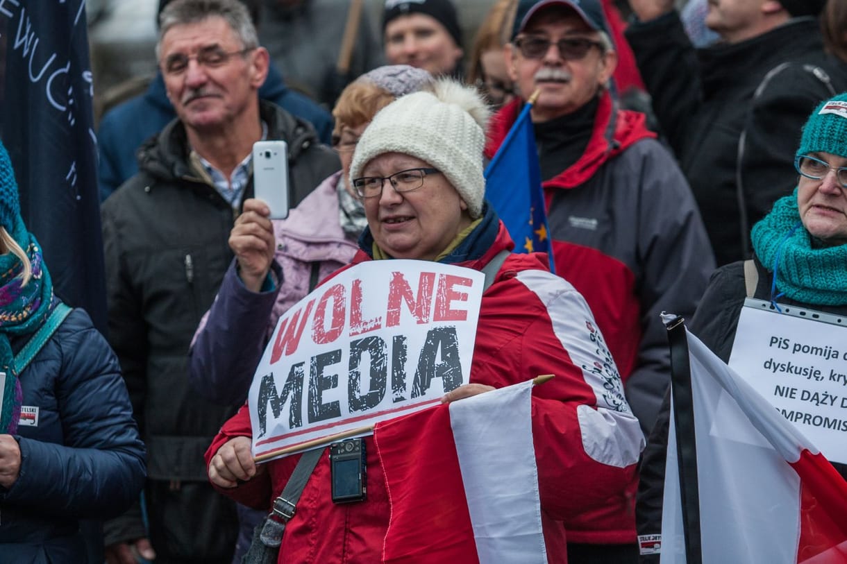 A lengyel kormánynak nem tetszik, hogy a tévé az ellenzéket mutogatja
