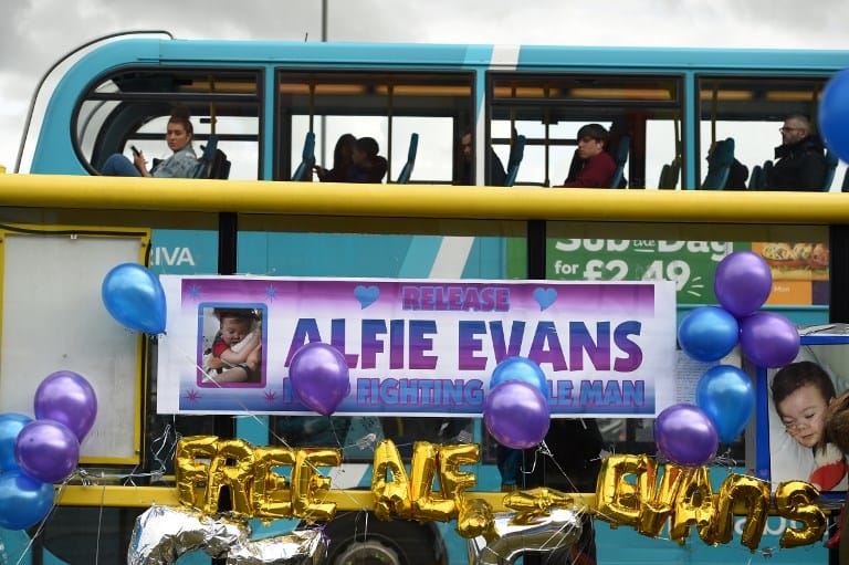 Elment Alfie, a kisfiú aki miatt a fél világ vitatkozott