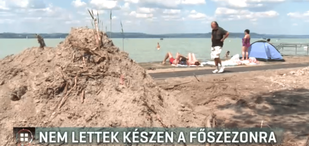 Itt a főszezon, de a fonyódi strand továbbra is fel van túrva
