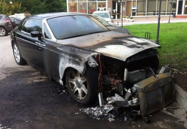 Ilyen egy kiégett Rolls-Royce Ghost - fotók