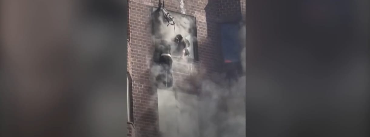 Videó: kötéllel mentettek ki egy nőt a New York-i tűzoltók huszadik emeleti égő lakásából