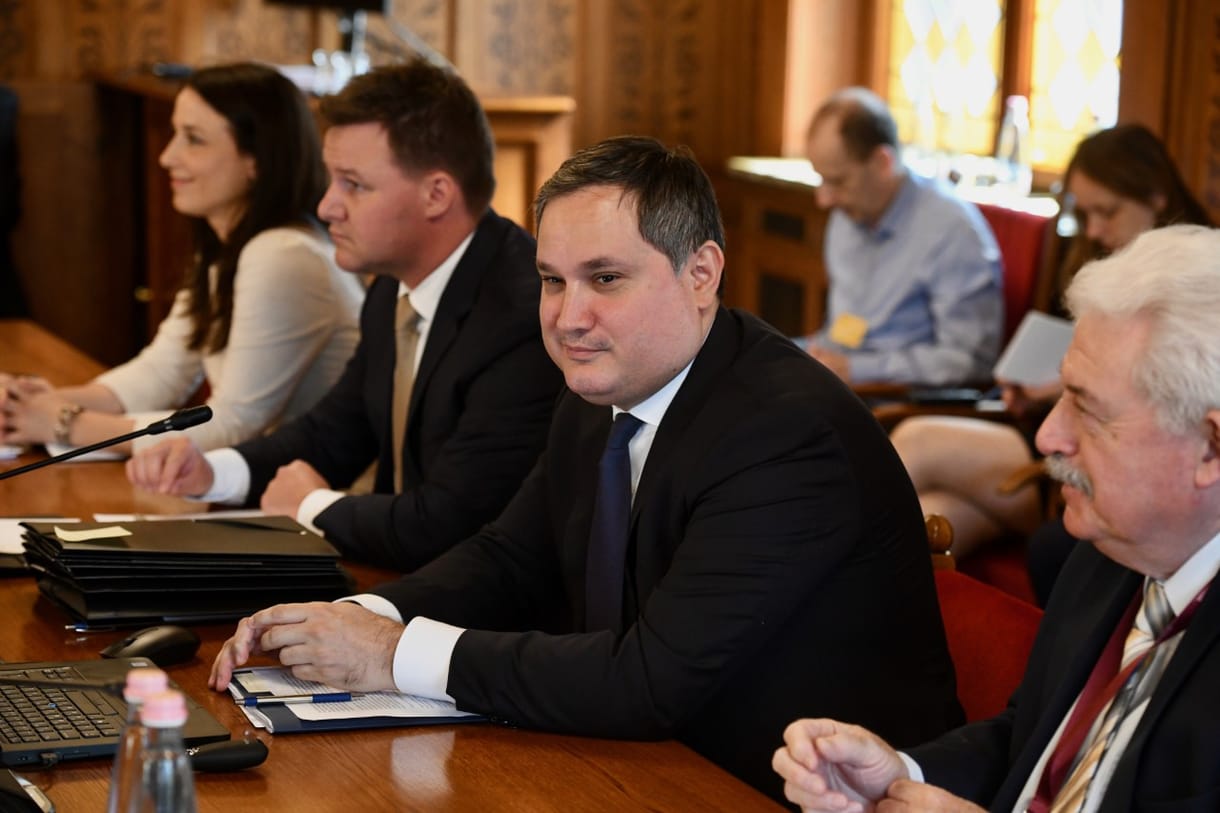 Új családtámogatásokat és új árstopokat jósol Orbán gazdasági guruja