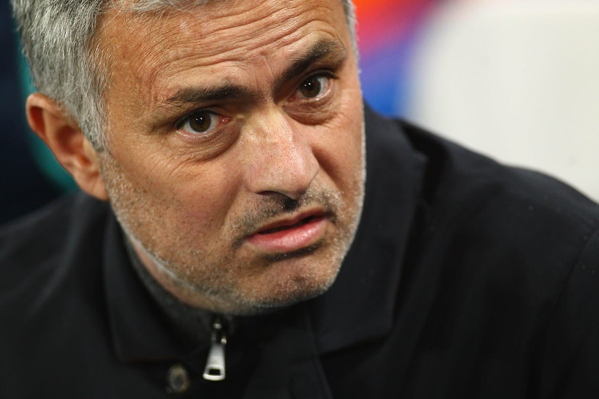 Inzultálta a játékvezetőt, eltiltást kapott Mourinho