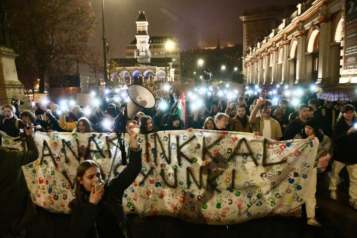A Március 15. térről a Clark Ádám térre vonulva tüntettek a diákok