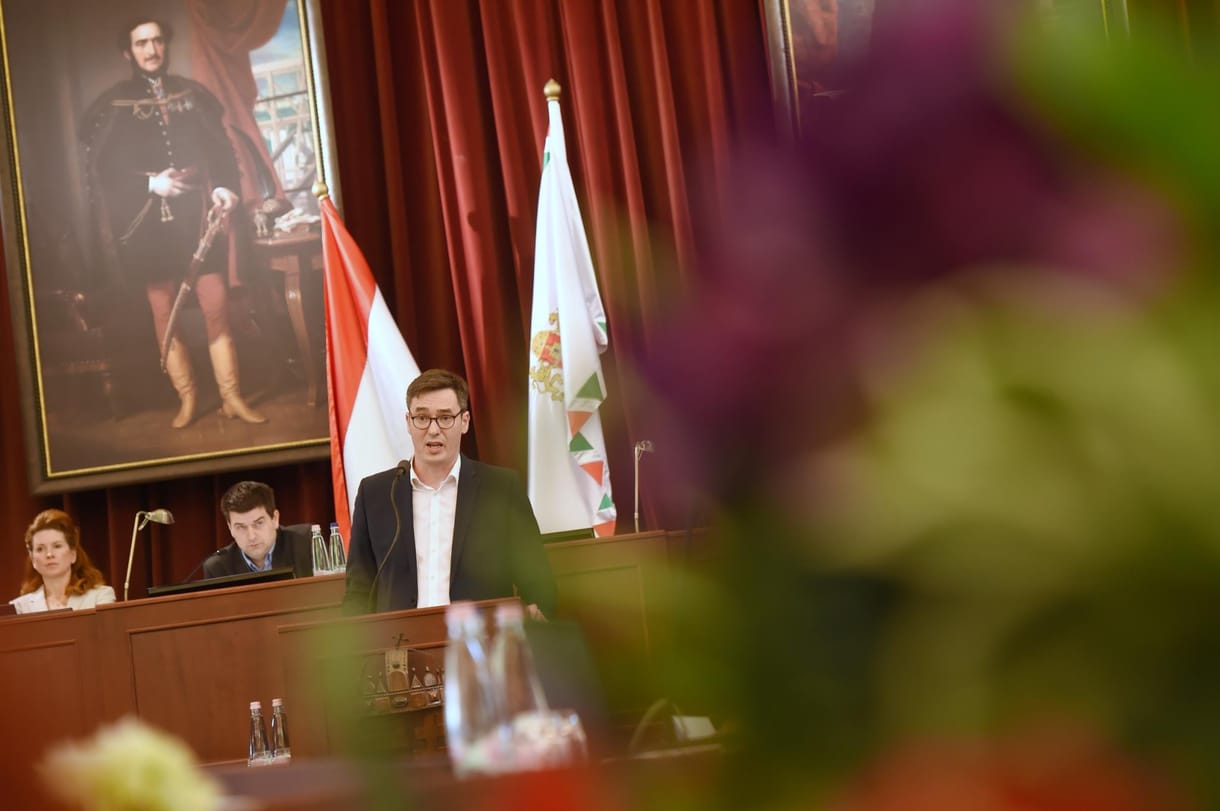Már a Jobbik is bírálja a Mozgó Világ főszerkesztőjének adott fővárosi kitüntetést