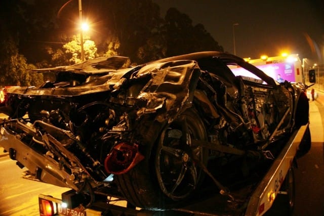 Ilyen, amikor ripityára törik a Ferrari 458 Italia – fotók, videó
