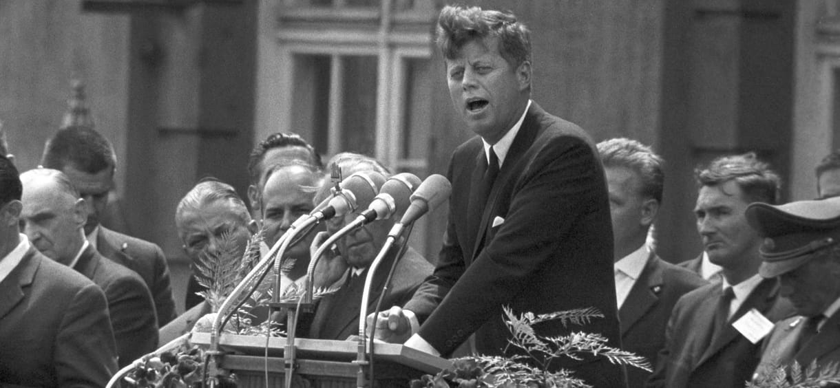 Trump a szavak korlátlan özönében hisz, az amerikaiakhoz Kennedy, Reagan és Clinton tudott igazán szólni