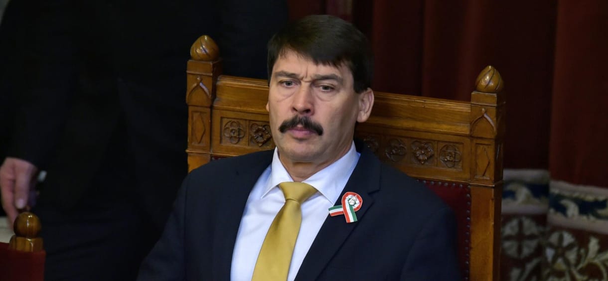 Olcsósítva kap Áder raktárakat a budavári önkormányzattól