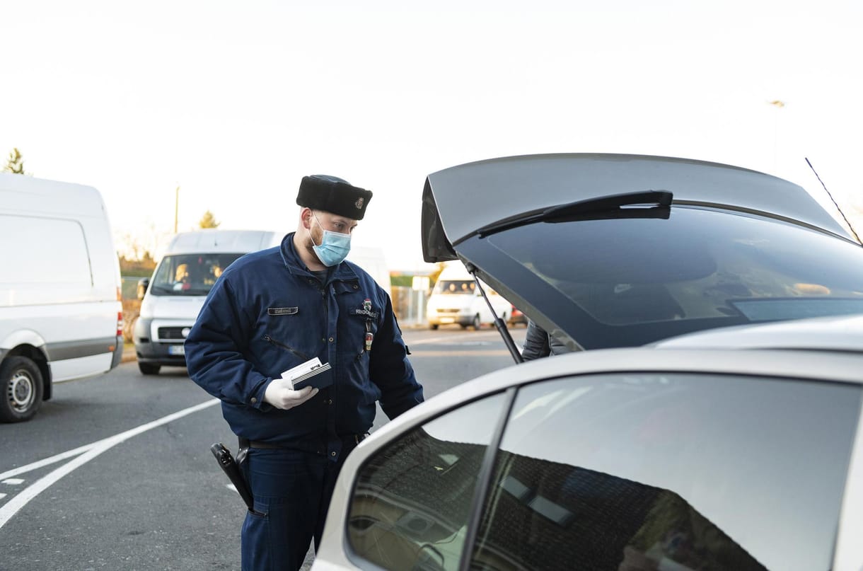Élő videóban közvetítette az apa, ahogy 6 éves fia vezette az autót