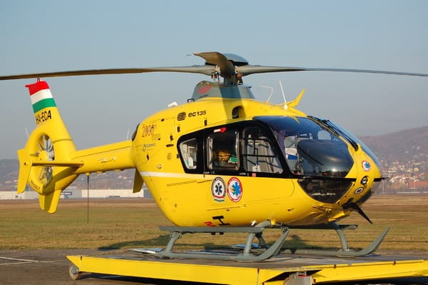 Mélyaltatásban tartják a 12 éves fiút, akit hétfőn mentőhelikopter vitt kórházba a mátészalkai uszodából