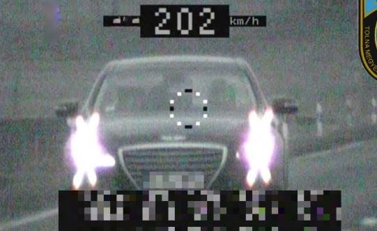 Nem gyakori autó nálunk a Genesis, főleg nem 202 km/h-val a 6-os úton