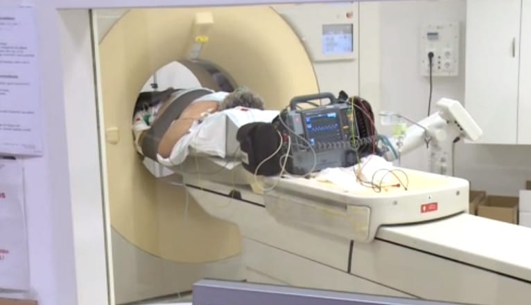 Egy nő a fegyverével együtt feküdt be MRI-vizsgálatra, hogy utána mi történt, arra mindig emlékezni fog