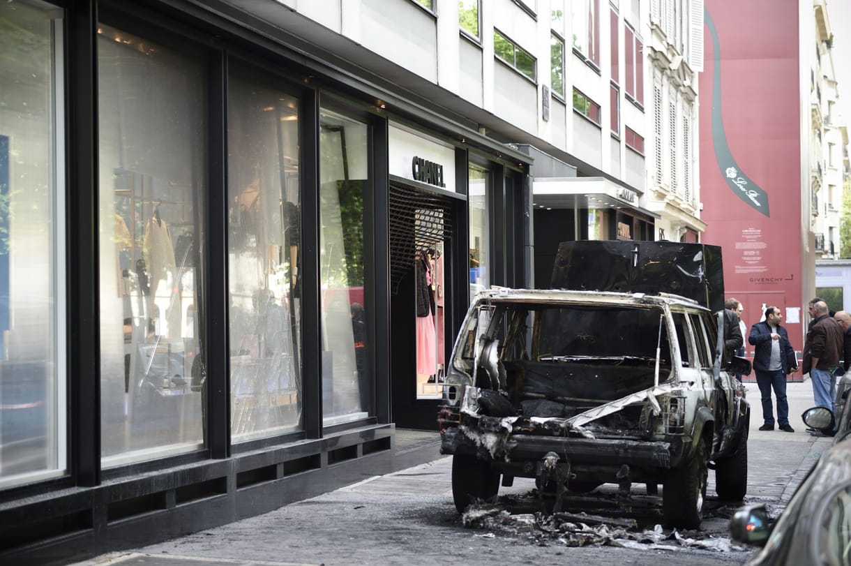 Terepjáróval rontottak be a rablók a Chanel párizsi üzletébe