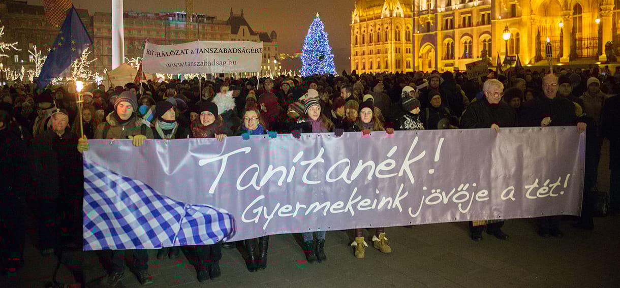 Vízzel öntötték nyakon a hétfői tanártüntetés résztvevőit 