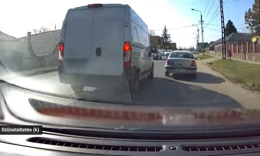 Nagyon sietett egy furgonos, letolta maga elől a tanulóvezetőt - videó