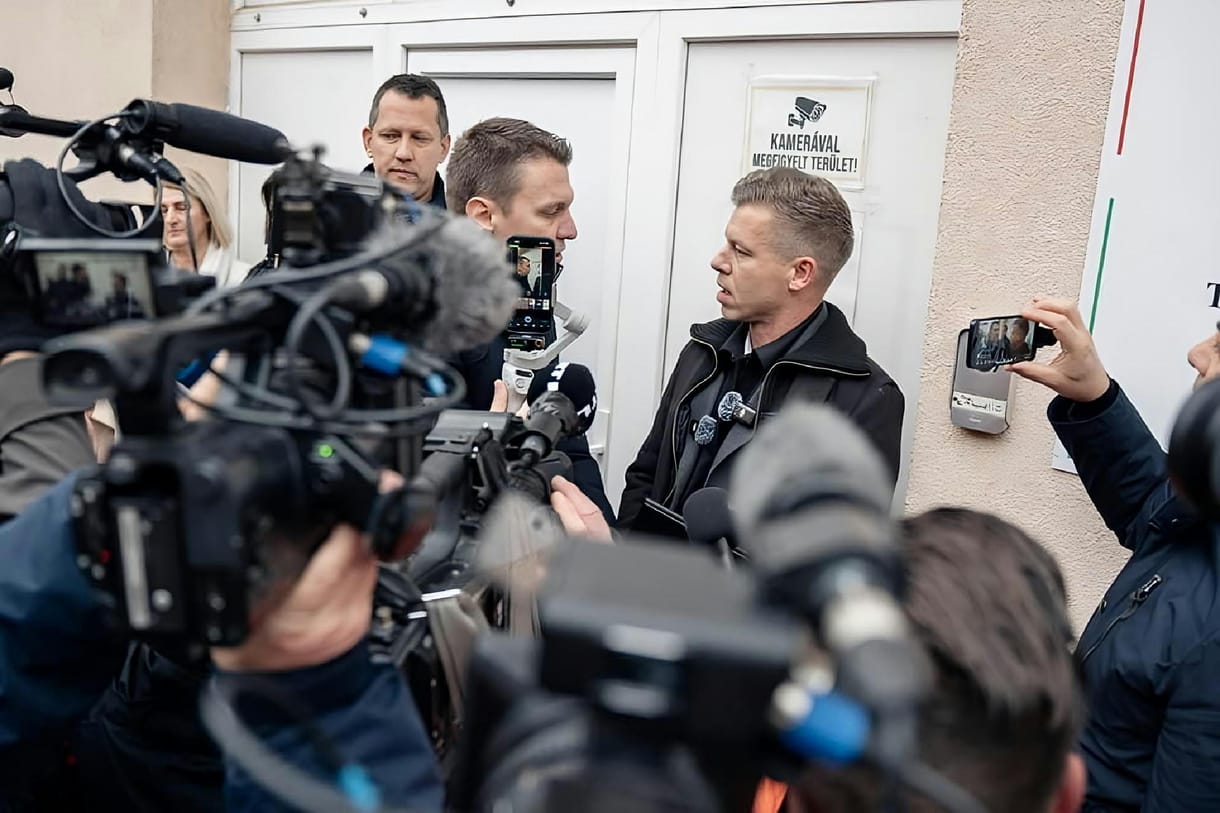 Hadházy zebrás képeket küldött a szerinte fideszes főhülyegyerekké avanzsált Menczernek