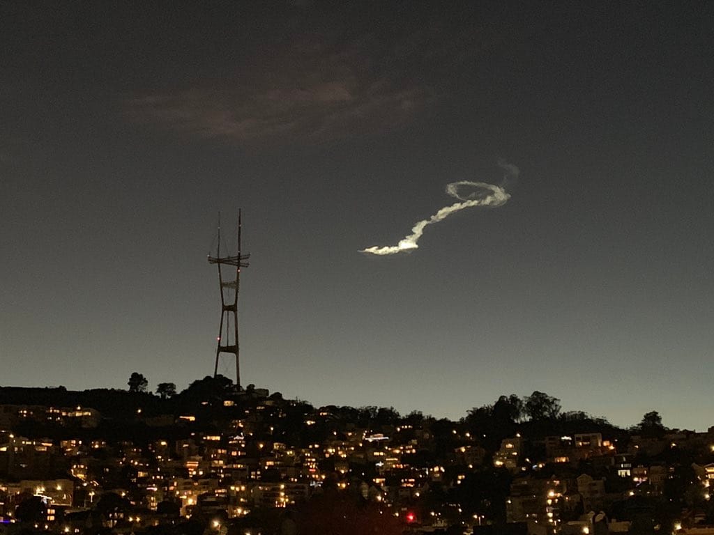 Különös, kérdőjel alakú felhő jelent meg Kalifornia fölött, a NASA is megszólalt miatta – fotó, videók