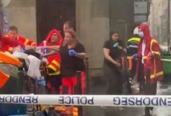 Bádoglemez zuhant egy háztetőről egy eső elől menekülő nőre Budapesten