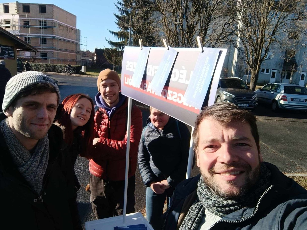 Dühös fideszes támadt a Momentum standjára Körmenden: rugdosott, szitkozódott