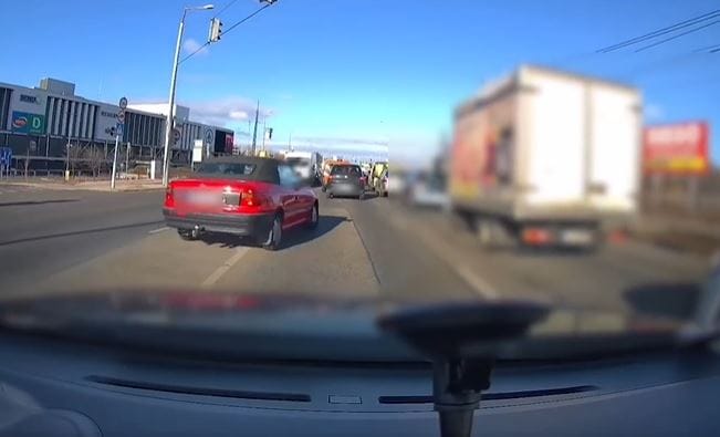 A híressé vált piros Astra is bekerült a rendőrség legfrissebb civilkamerás válogatásába