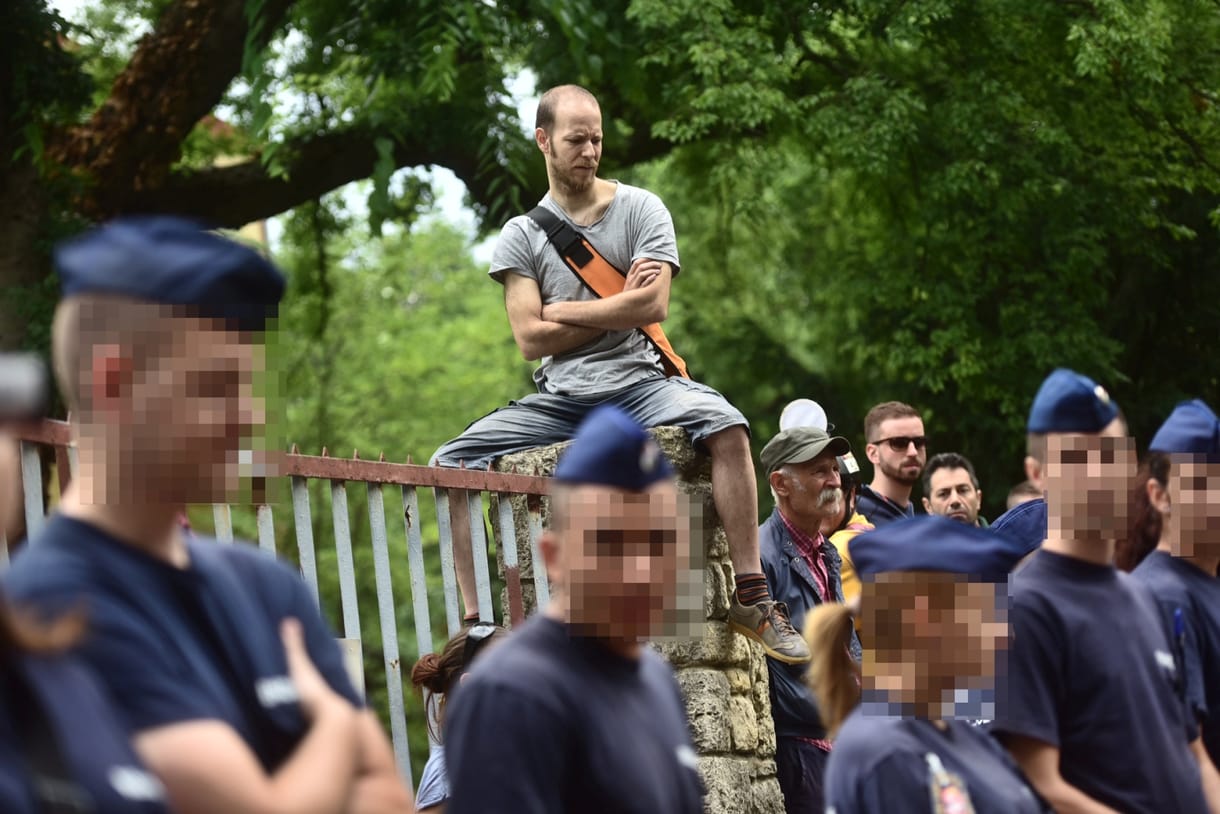 Mégis rendőrök lehettek a 11 éves kislány megrugdosói?