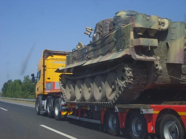 Tigris tankot láttak az M1-esen