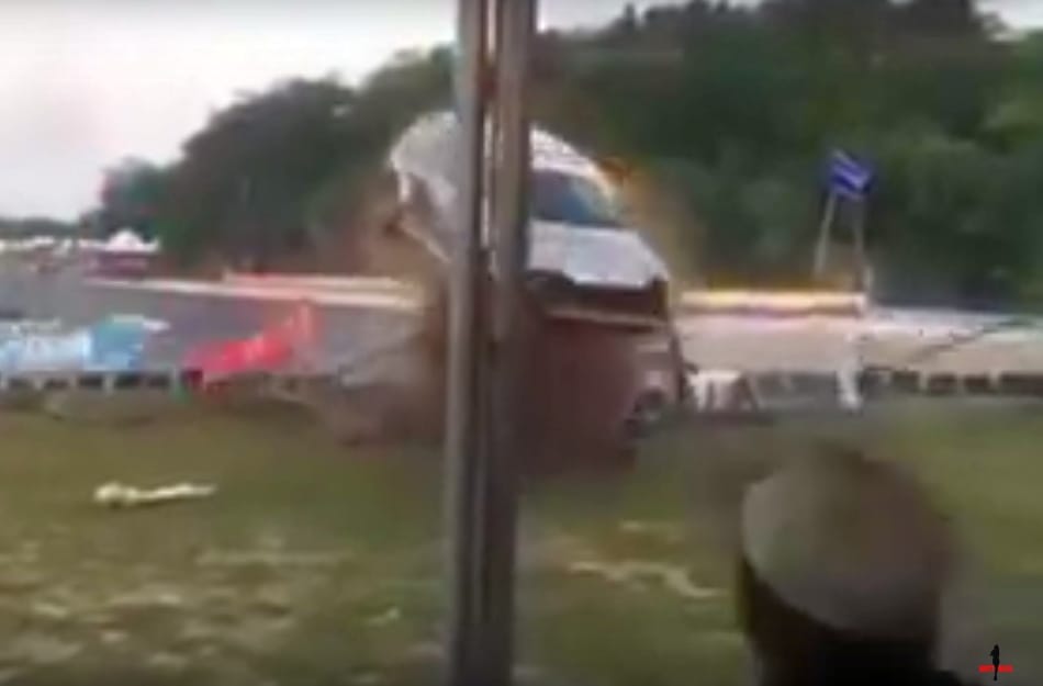Ha ezt látja egy autóversenyen, az nagyon rosszat jelent – videó