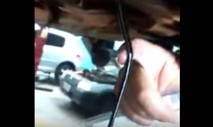Így néz ki a motorolaj, amit 30+ év után először cserélnek le – videó
