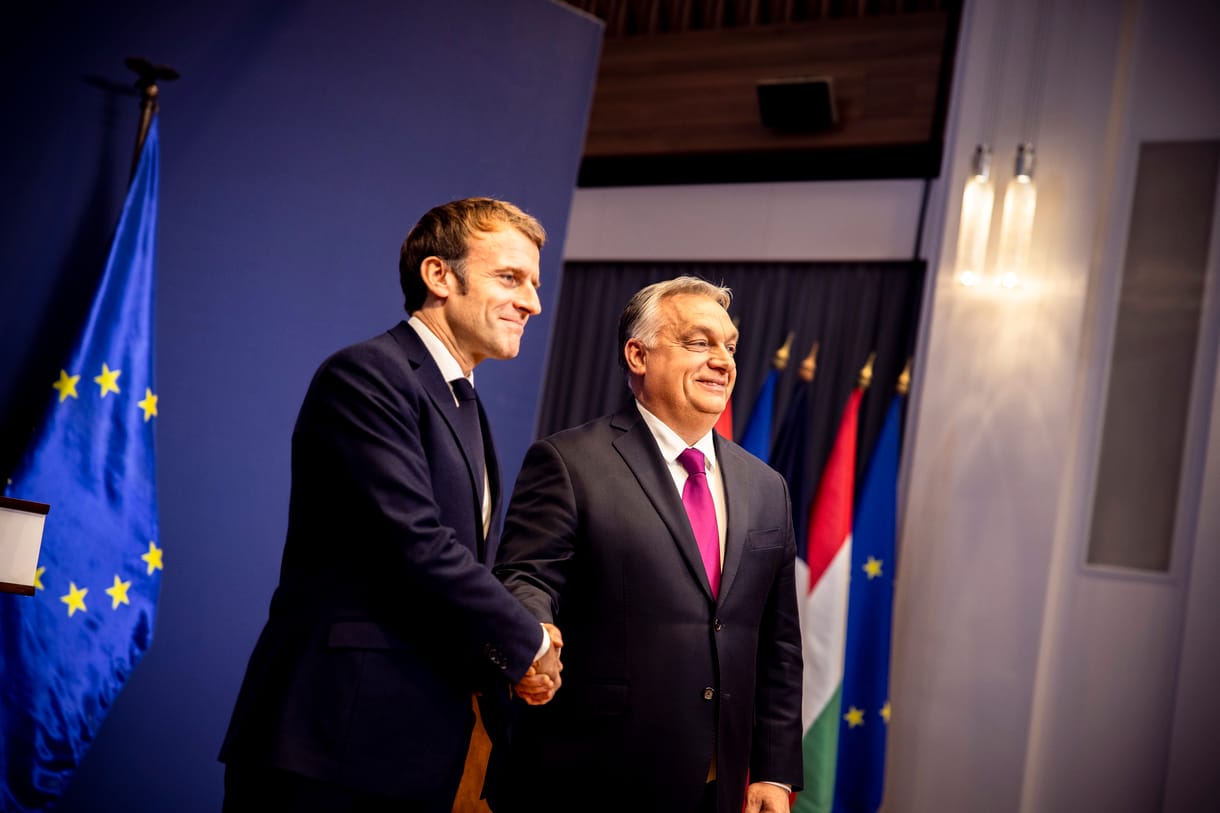 Több kényes kérdést is felhozott Emmanuel Macron Orbánnak