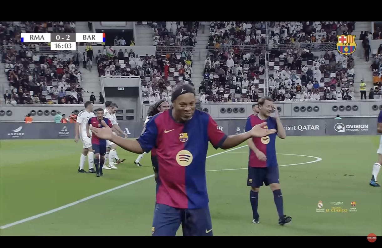 Ronaldinho 44 évesen is bevarrja a jobb felsőbe a szabadot