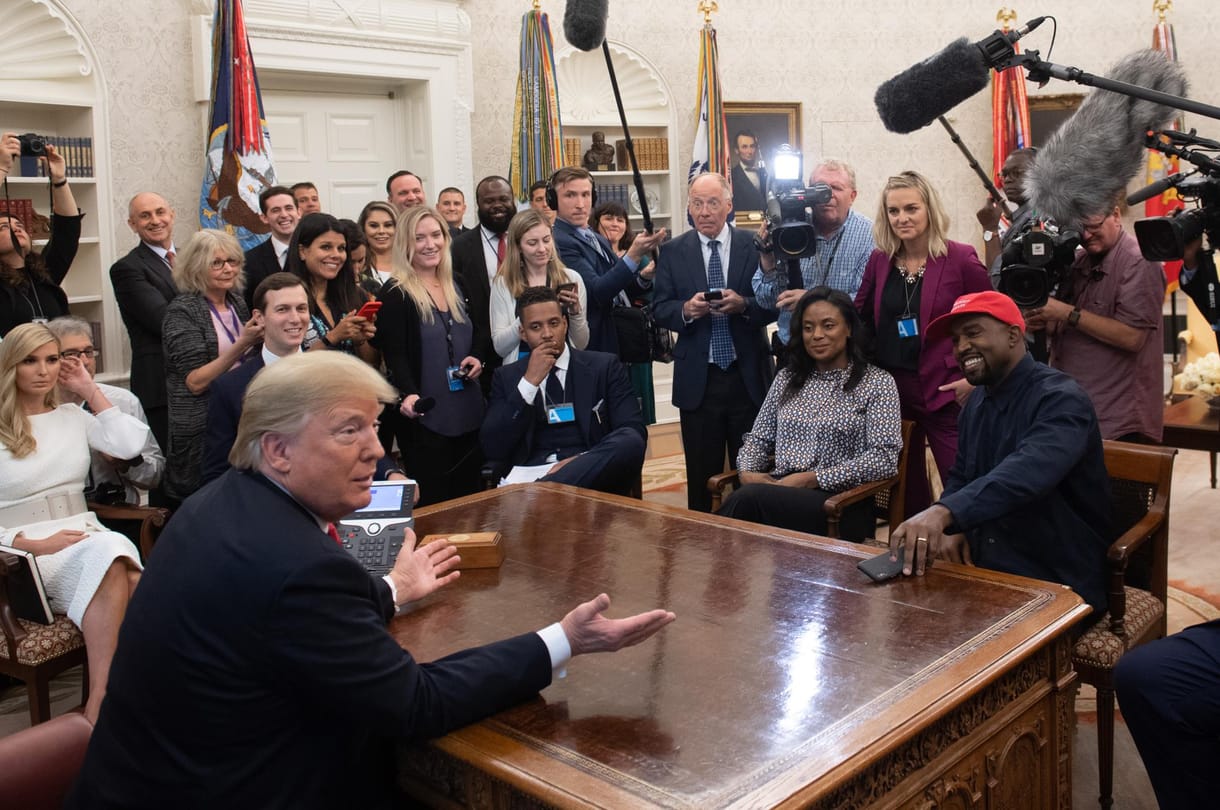 Kanye West mostantól koncertjein is viselni fogja Trump kampánysapkáját