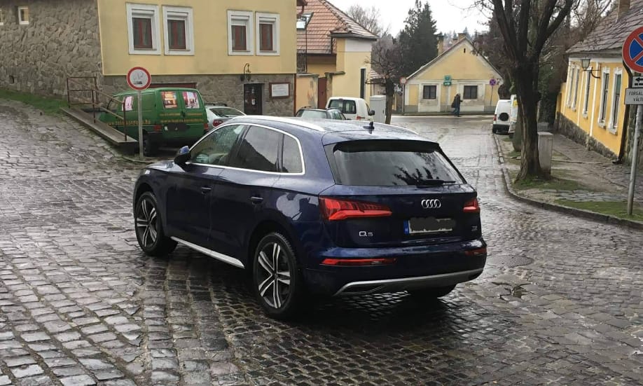 A nap fotója: Szentendrén az út kellős közepére sikerült leparkolni egy Audi Q5-tel