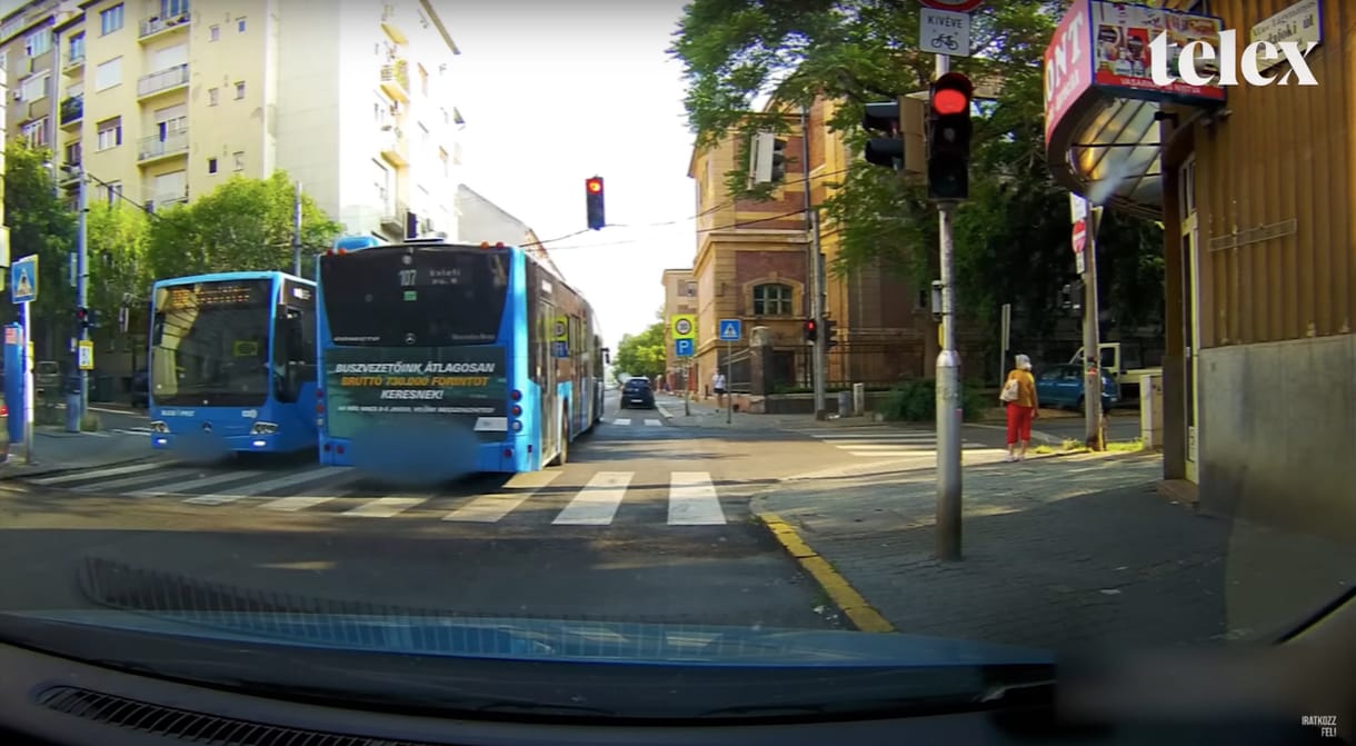 Videóra vették, ahogy két BKV-buszjárat egyszerre hajt át a piroson