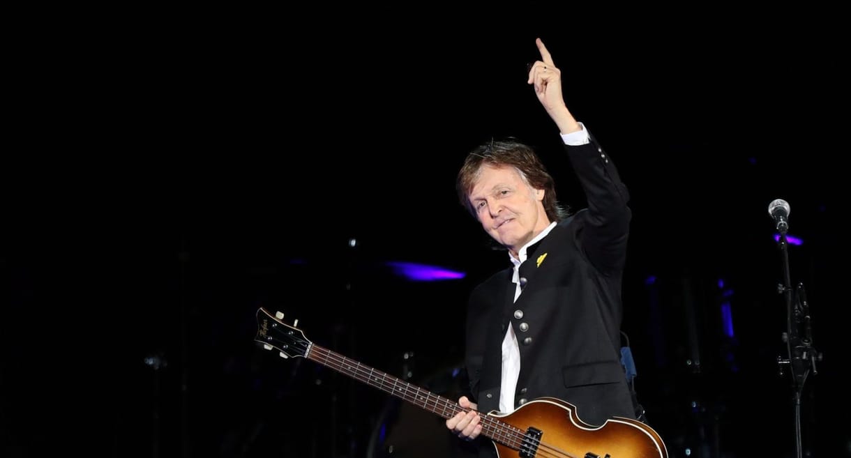 Bono, Paul McCartney és Jude Law vérüket adják a menekültekért