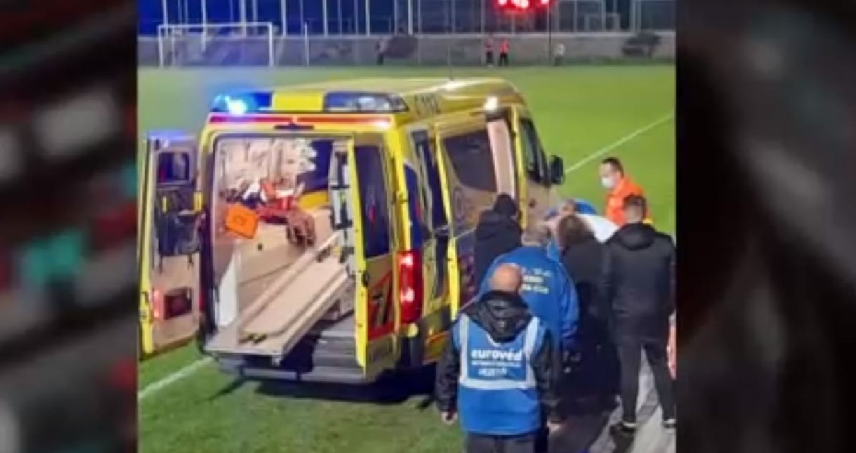 Összeesett a pályán a 21 éves bicskei focista, fél órába telt, mire stabilizálták az állapotát