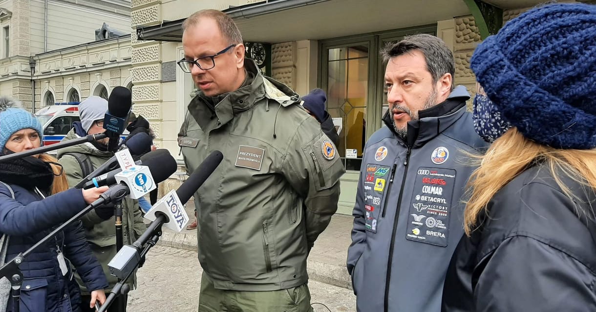Salvininek egy Putyint ábrázoló pólót nyomtak a kezébe a lengyel határon