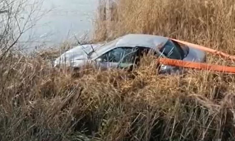 A Várpalotánál lévő horgásztóban kötött ki egy megcsúszó autó – videó
