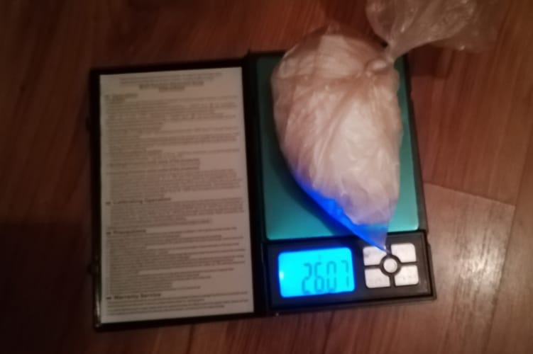 Ilyen a home office egy dílernél: házi őrizete alatt is árulta a drogot