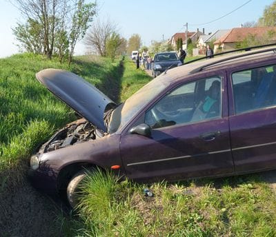 Fotó: árokba vágódott egy Ford Varjúlaposnál