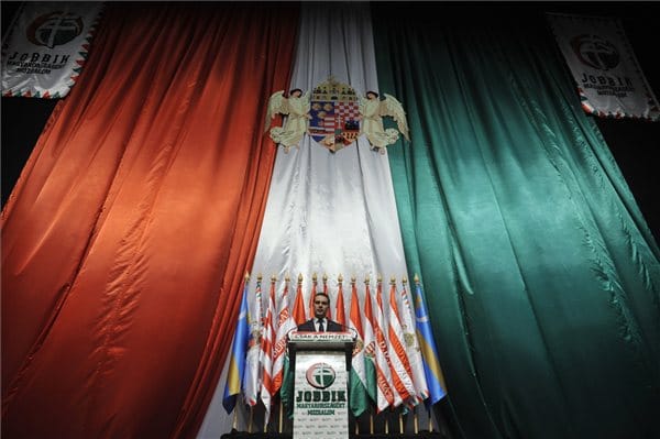 Fotó: újraalkotta a Jobbik az Orbán-féle zászlóhátteret