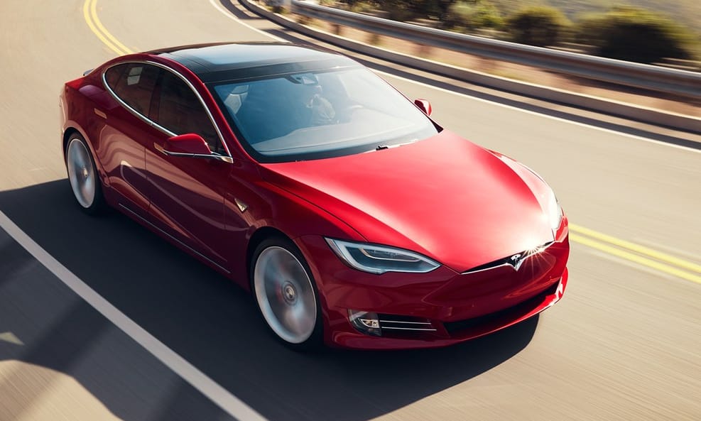 Még jobb gyorsulás: a Tesla szép csendben felturbózta elektromos autóit